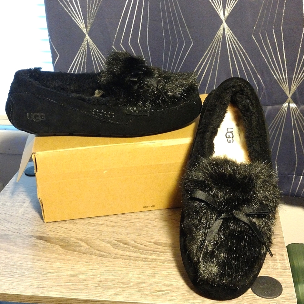 UGG women's size 7 mocs w/ faux fur